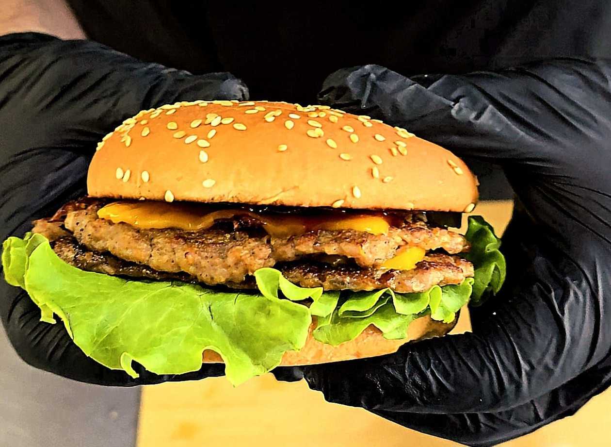 Smashed burger cu cartofi prajiti