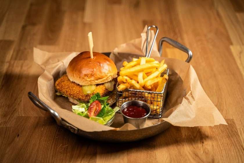 6. Burger s grilovaným halloumi sýrem