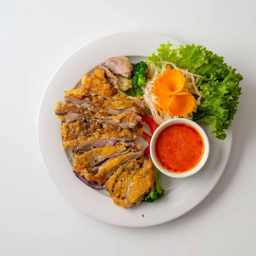 Crispy duck with noodles and vegetables