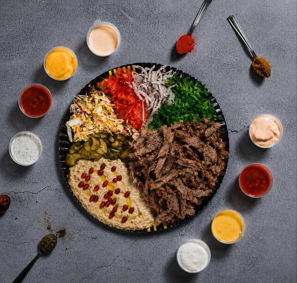 Kebab de Vita cu Berbecuț cu Sos de Vinete si Rodie la Farfurie