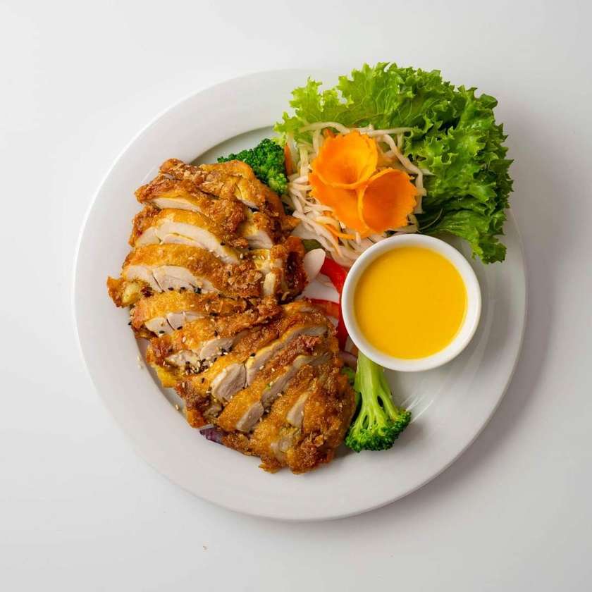 Crispy chicken with rice and vegetables