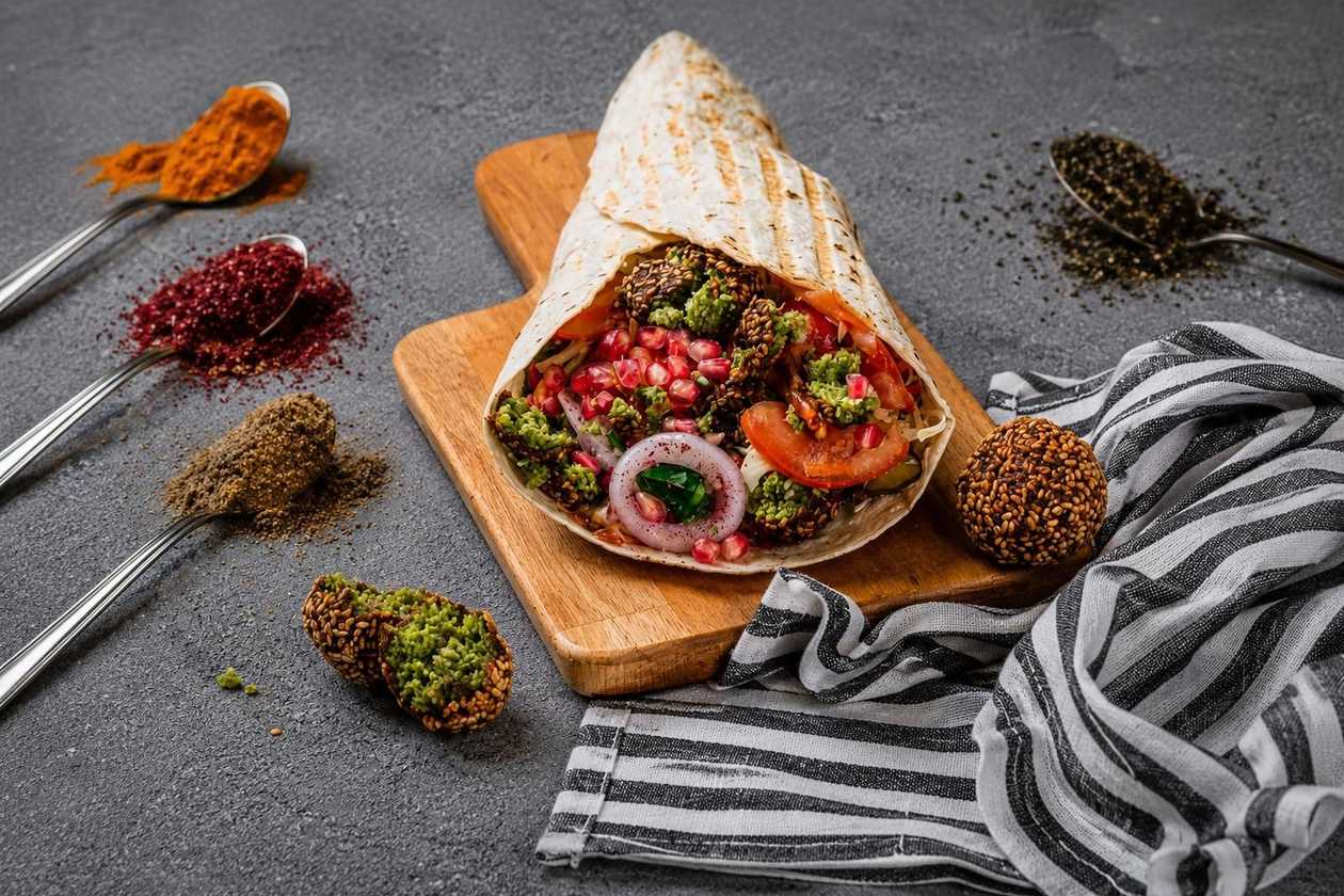 Maxi Falafel cu Salata de Vinete si Rodie la Lipie