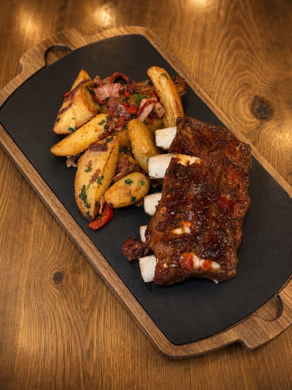 Coaste De Porc Cu Dulceata De Ardei & Miere, Servite Cu Cartofi Taranesti (600g)