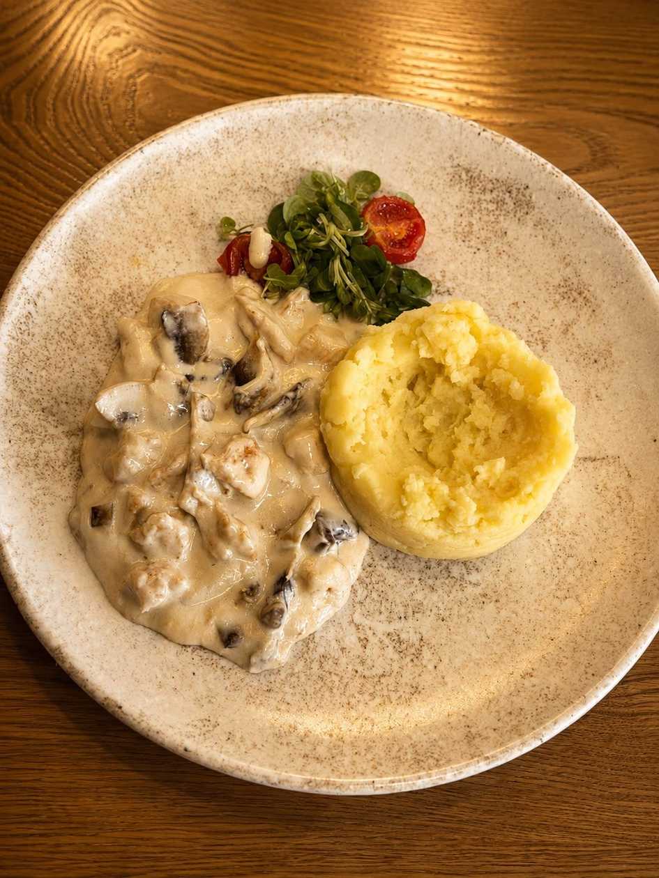 Piept De Pui Cu Smantana Si Ciuperci, Servit Cu Piure (500g)