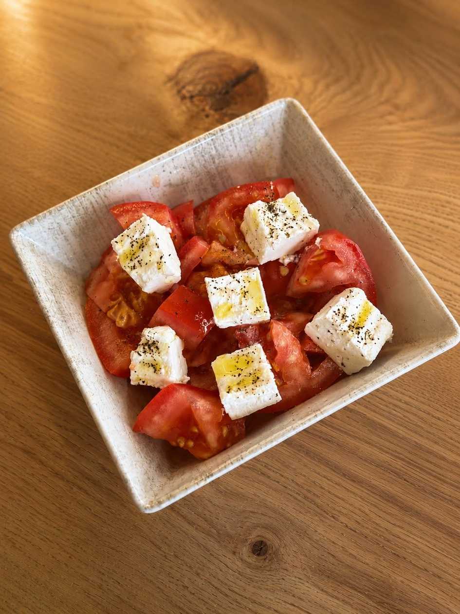 Salata De Rosii Cu Branza (265g)