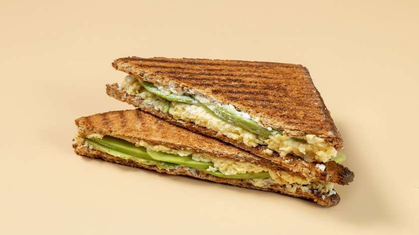 Avocado Toast with Scambled egg & Mozzarella - 537 Kcal