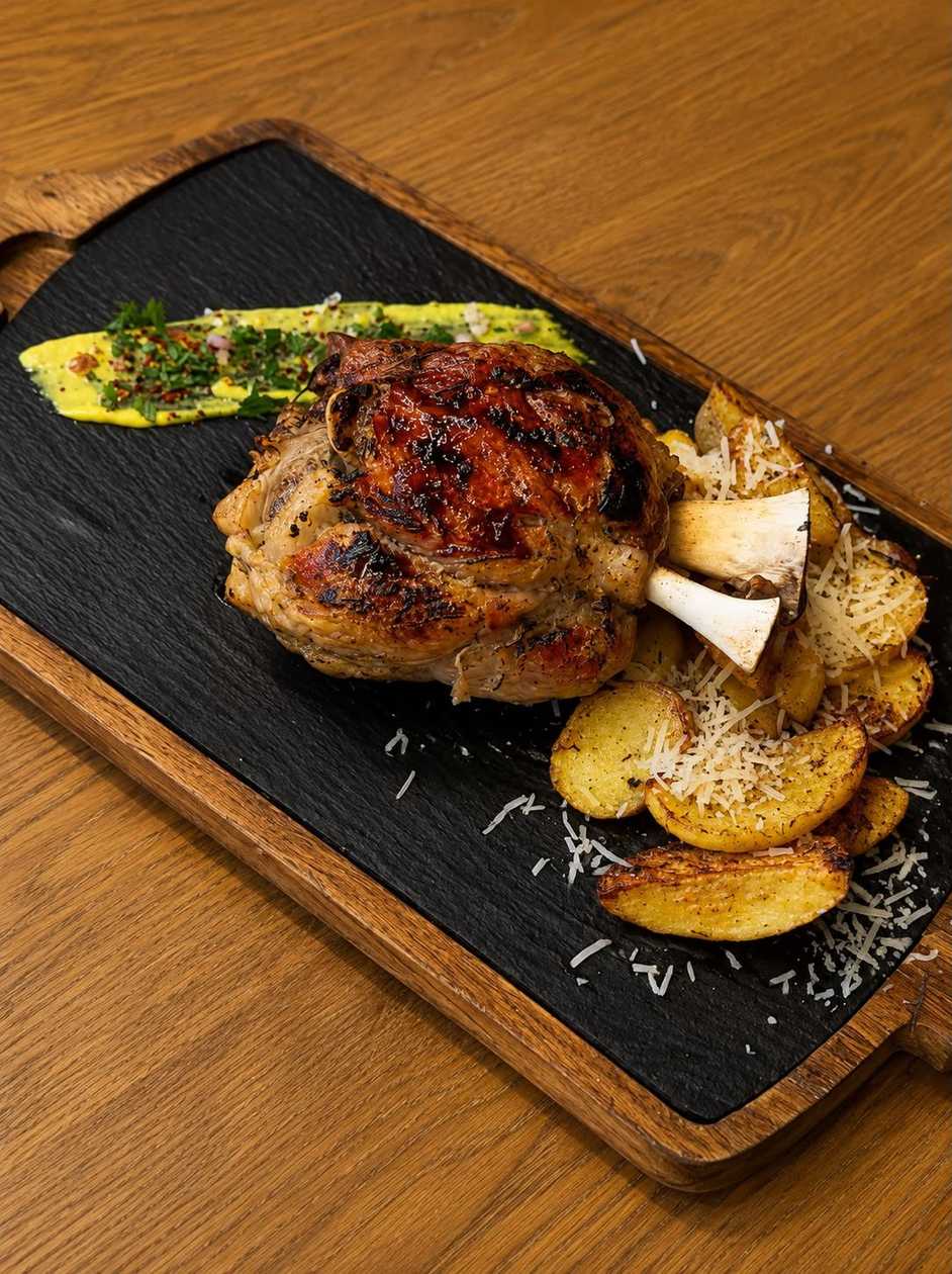 Ciolan De Porc Slow-Cooked, Cu Cartofi Aromați Și Parmezan (850g)