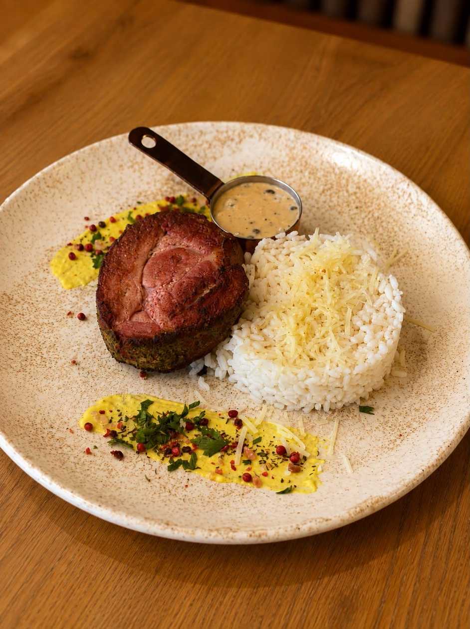 Ceafă De Porc Slow-Cooked Cu Orez Pufos Și Sos De Piper (550g)