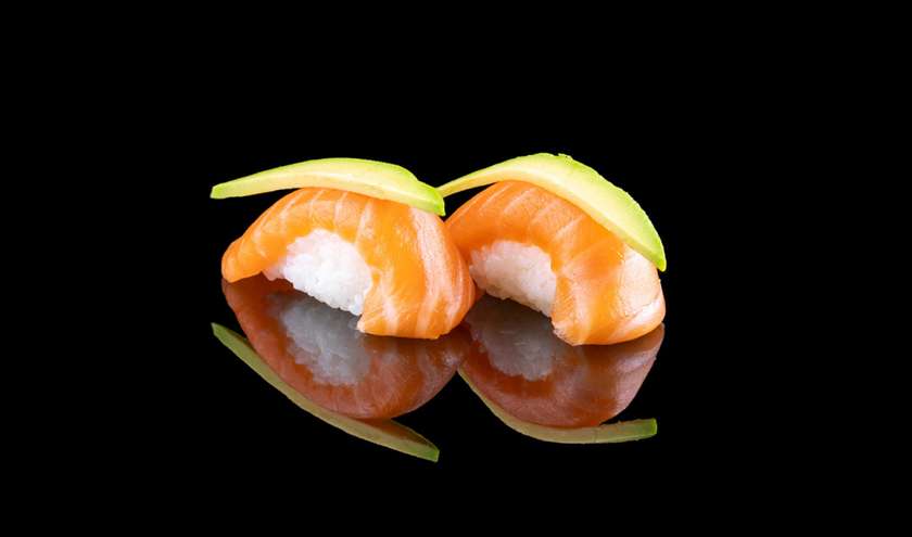 Нигири с лососем и авокадо (2 шт.)