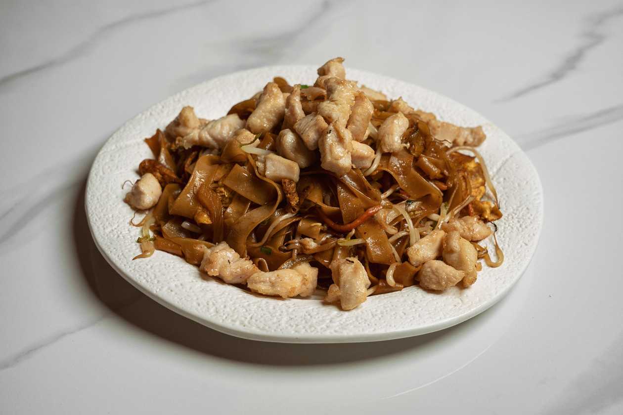 massa de arroz em tiras largas salteada com Frango