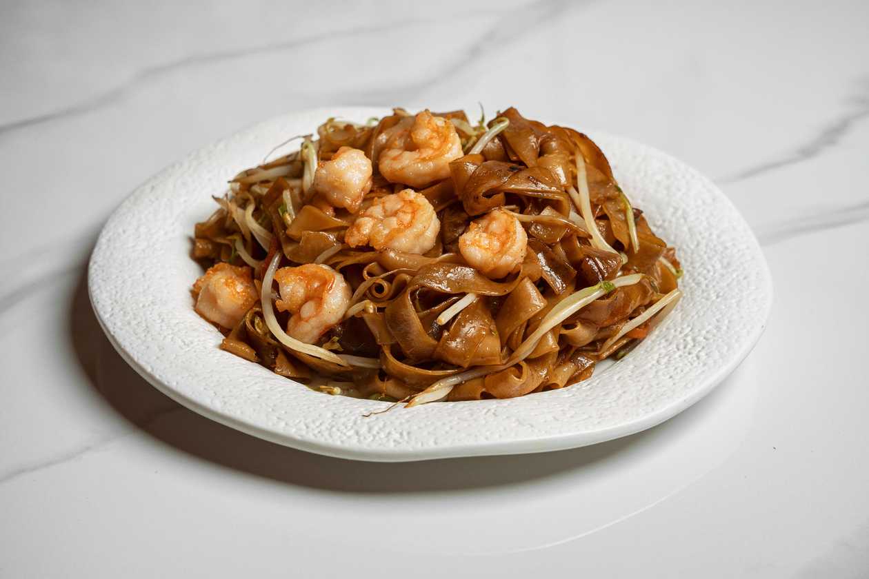 massa de arroz em tiras largassalteada com Camarao
