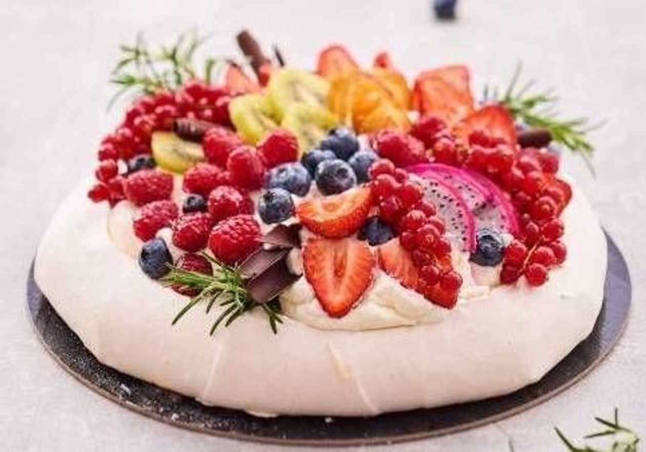 Beza z mascarpone i owocami