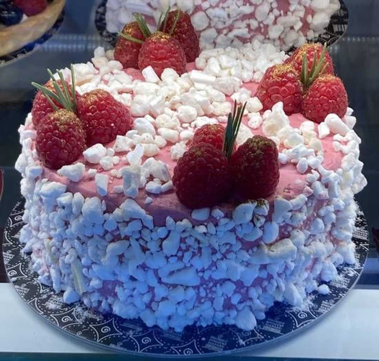 Tort bezowy z malinami