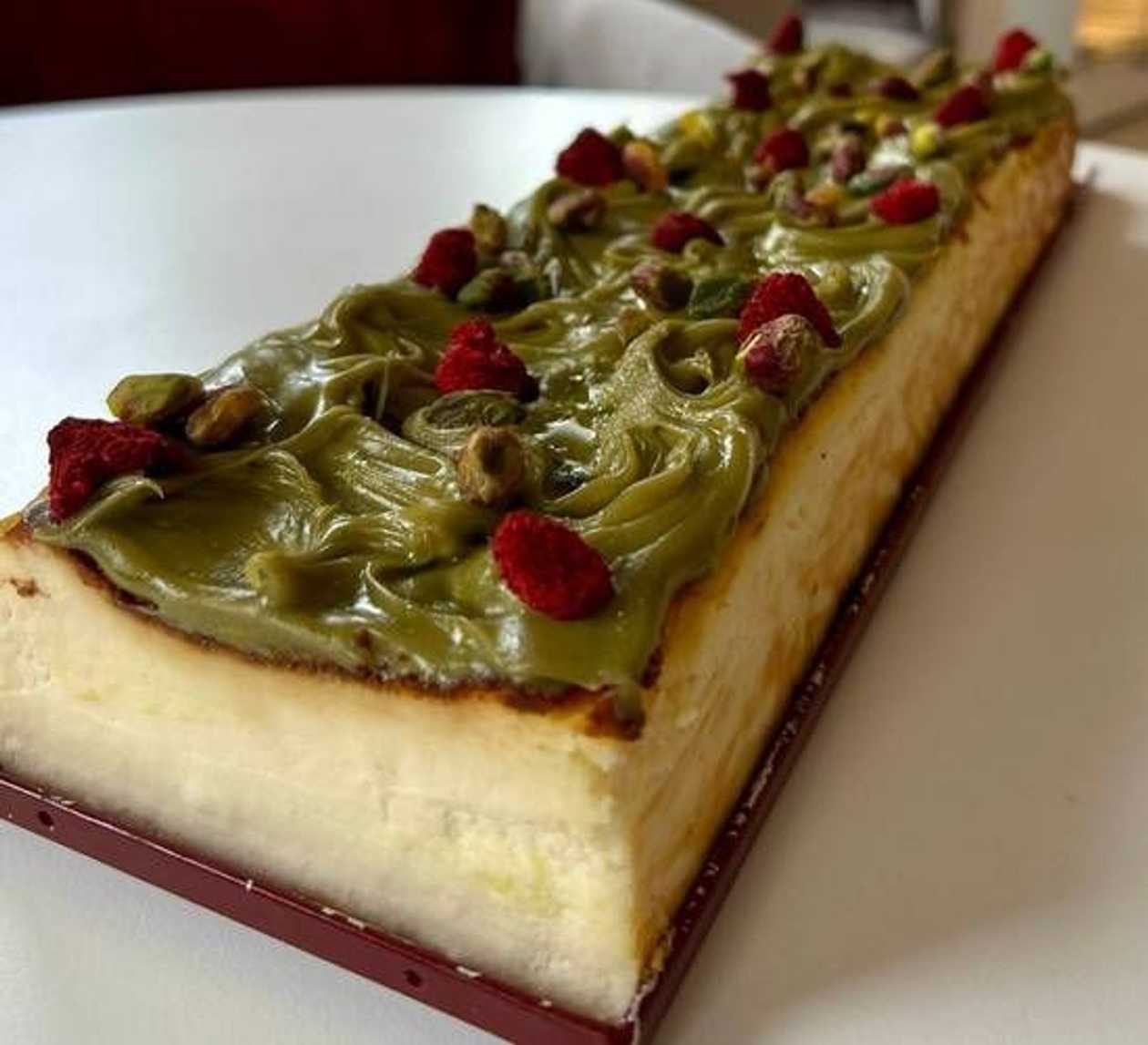 Sernik baskijski pistacjowy