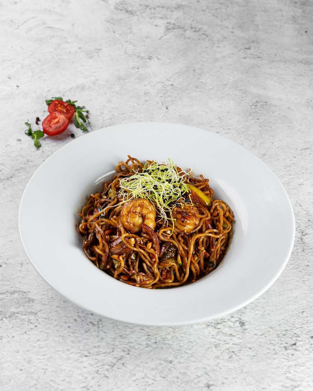 Egg noodle wok with shrimp, peppers, mushrooms and peanuts