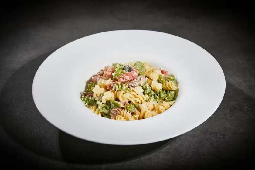 Fusilli tricolori cu sos alb
