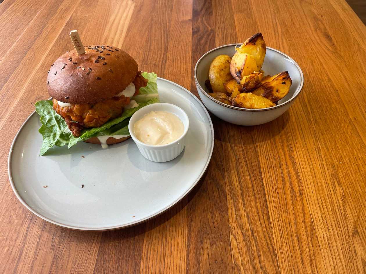 Mamlasův kuřecí burger, naše pikantní brambory, meruňková majonéza