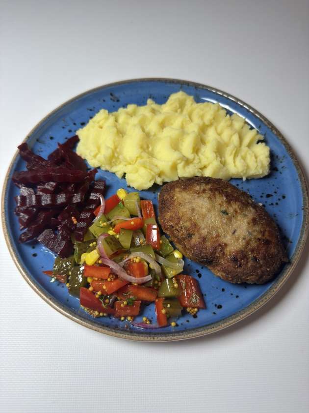 Juicy Cutlet with Additions