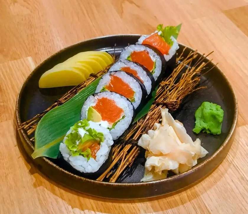 Maki Łosoś, awokado, serek