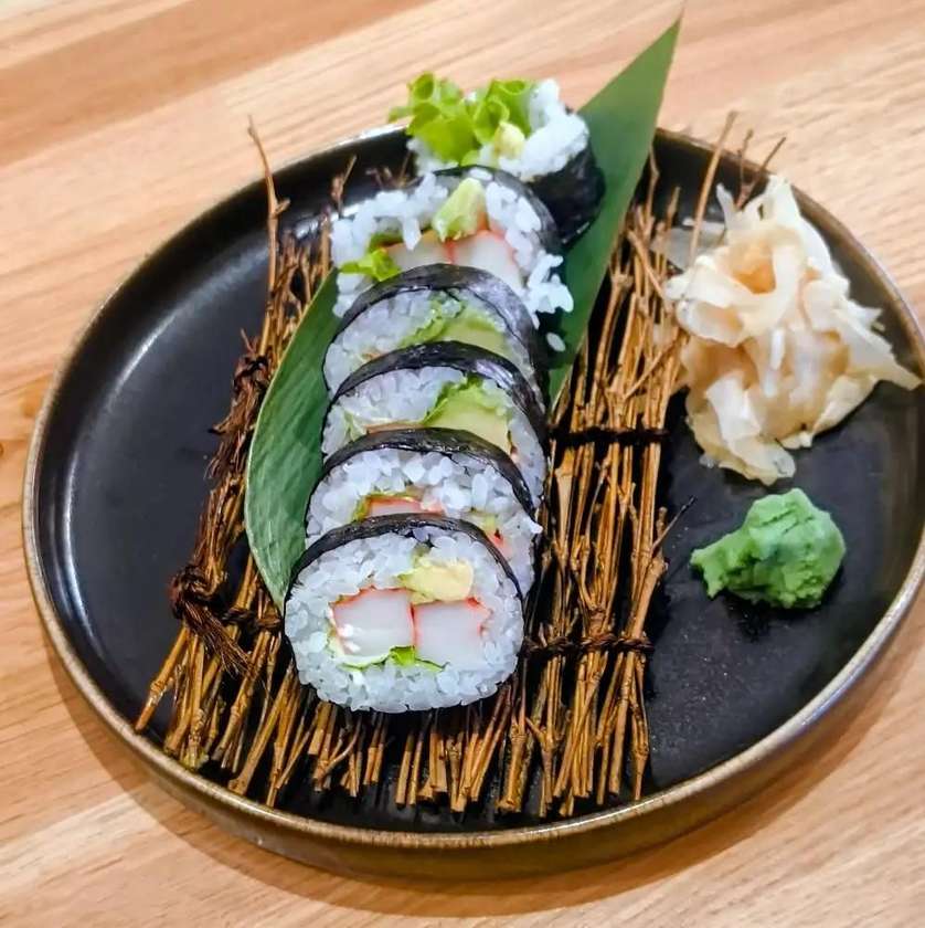 Maki z surimi, awokado, majo