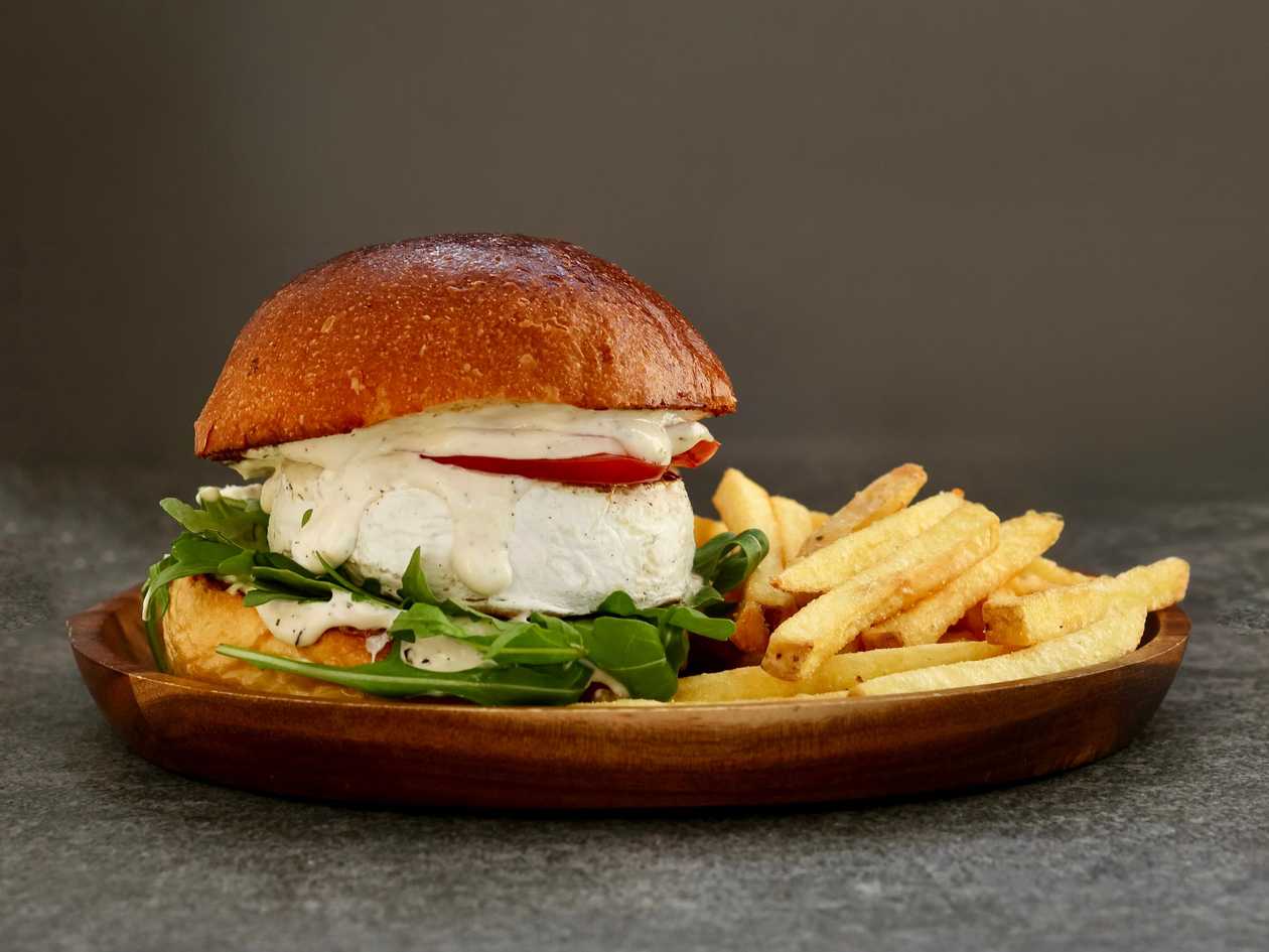 Vege Camembert Burger with Fries 🌱