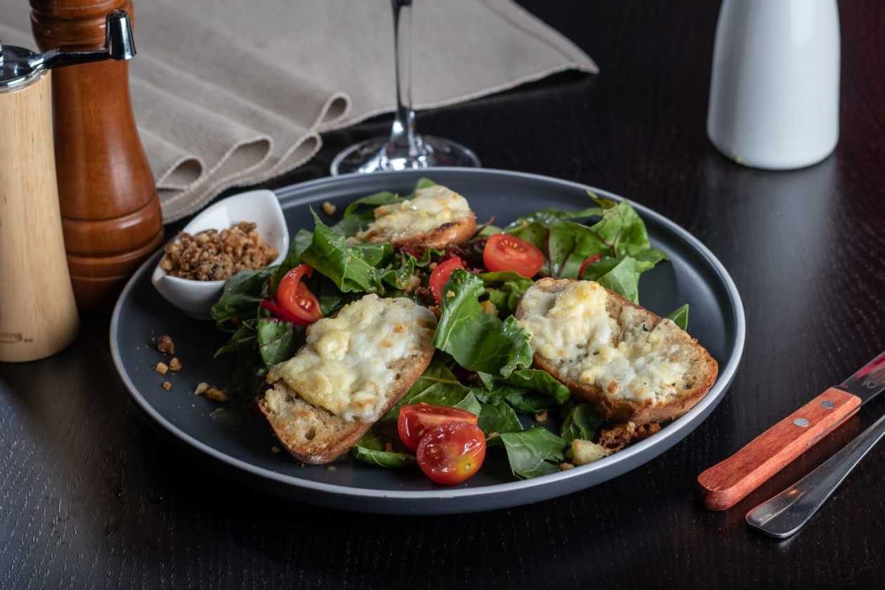 Salată cu Brânză de Capră
