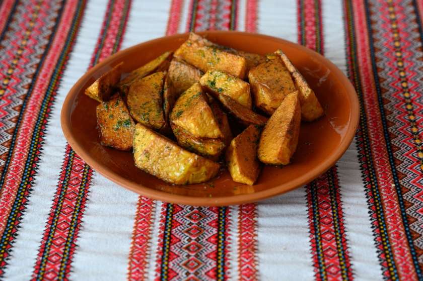 Potato wedges with garlic sauce