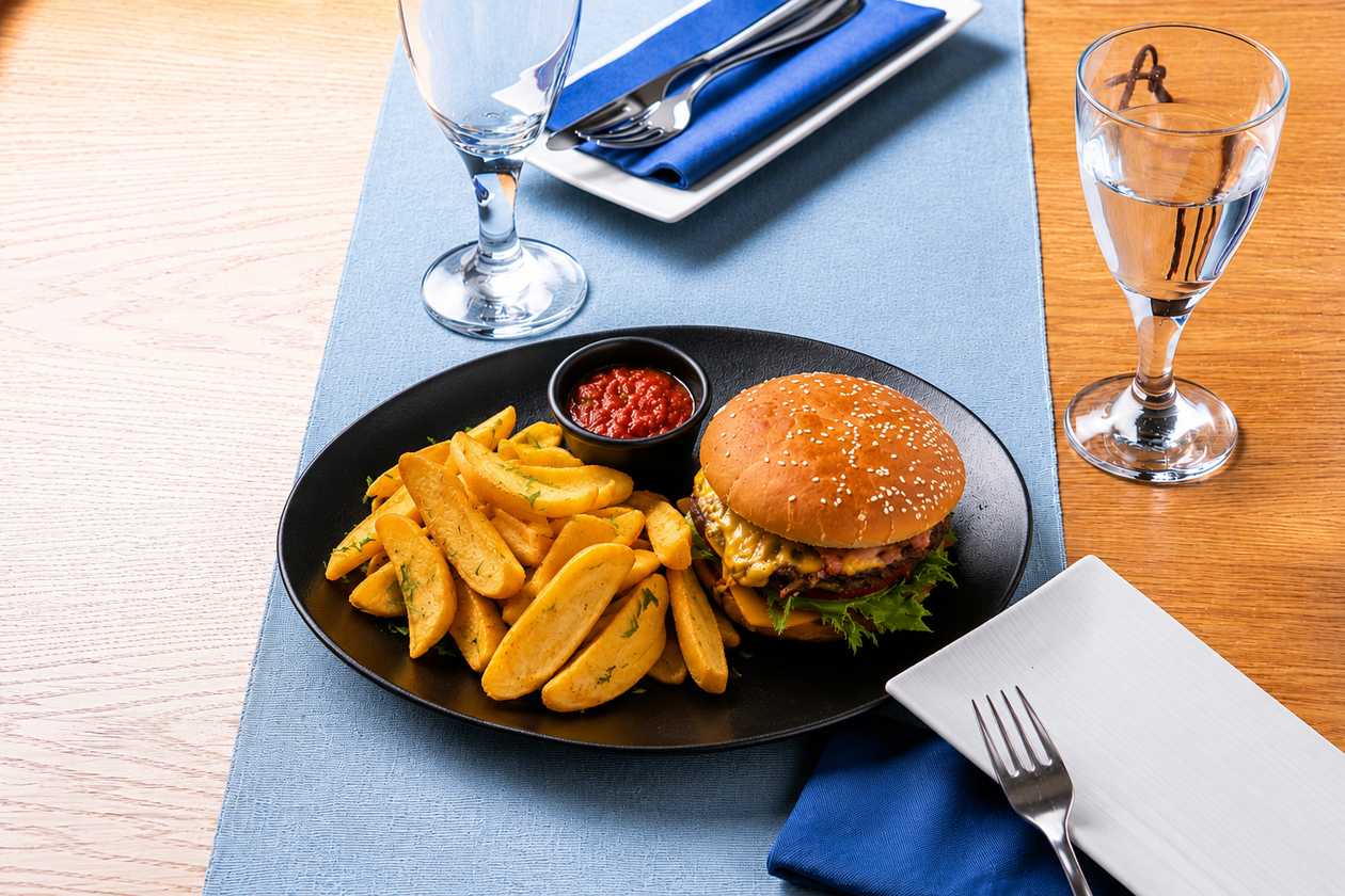 Burger „Bindjužnik” friteeritud kartulisektoritega