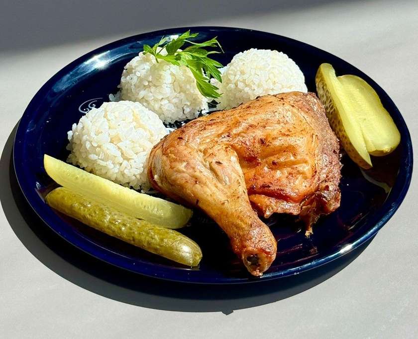 Menu 1: Pečené kuracie stehno, ryža, uhorka. (350 g) //