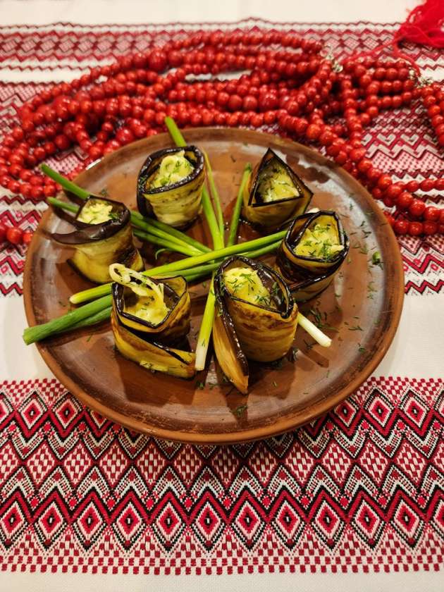 Eggplant rolls with garlic