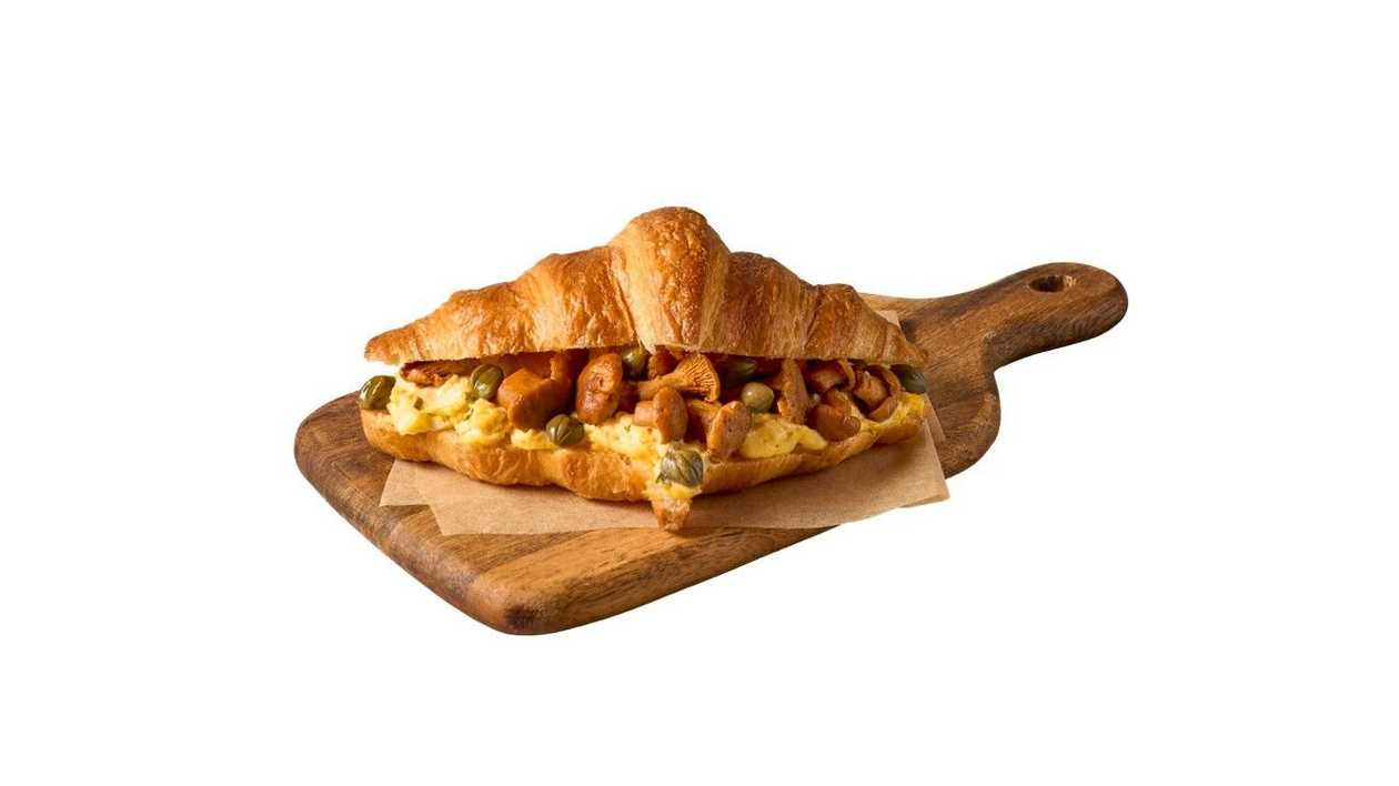 Croissant z pastą jajeczną i kurkami