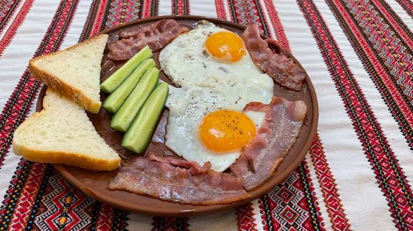 Fried eggs with bacon