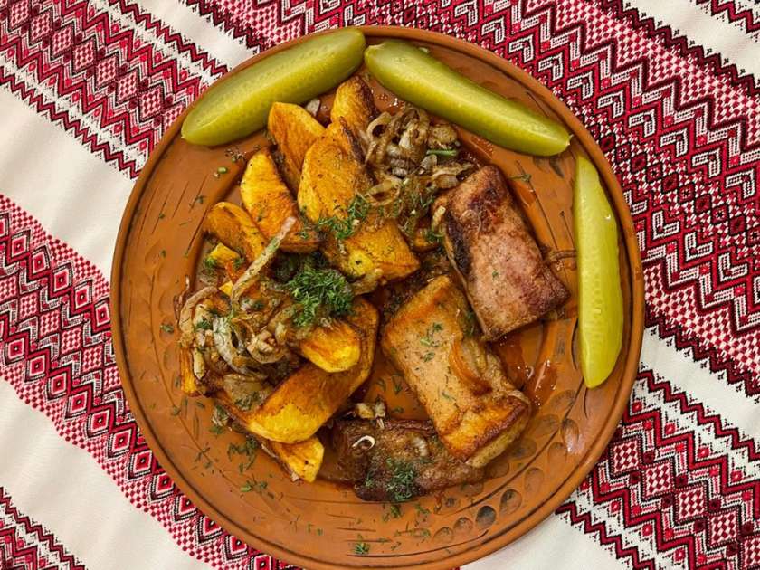 Fried potatoes with salo and onion