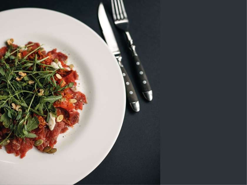 Beef carpaccio with three types of tomatoes and pepper sauce
