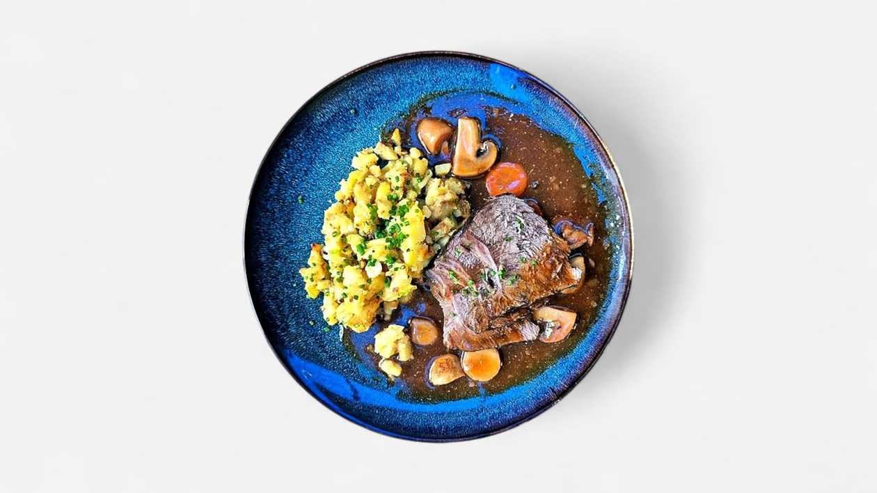 Hovädzí bourguignon so šťúchanými zemiakmi s cibuľkou + polievka (v cene)