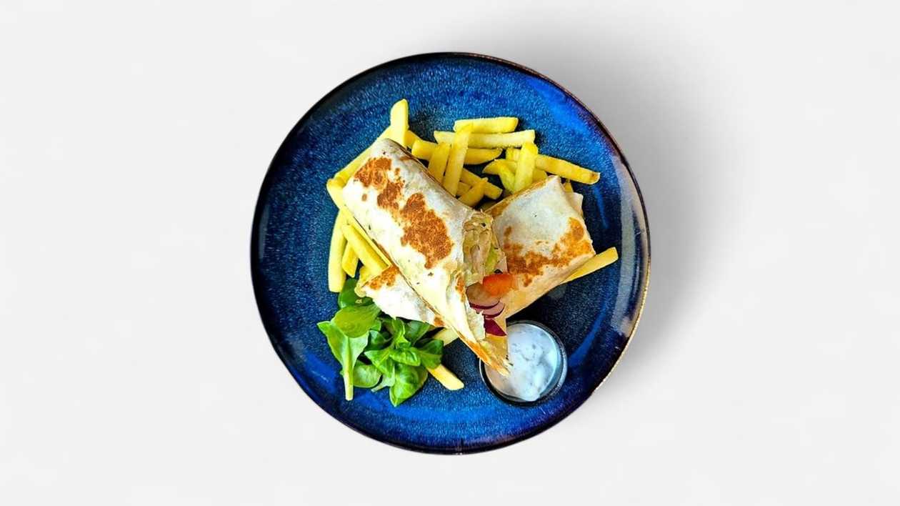 Kurací wrap, hranolky, bylinkový dressing + polievka (v cene)