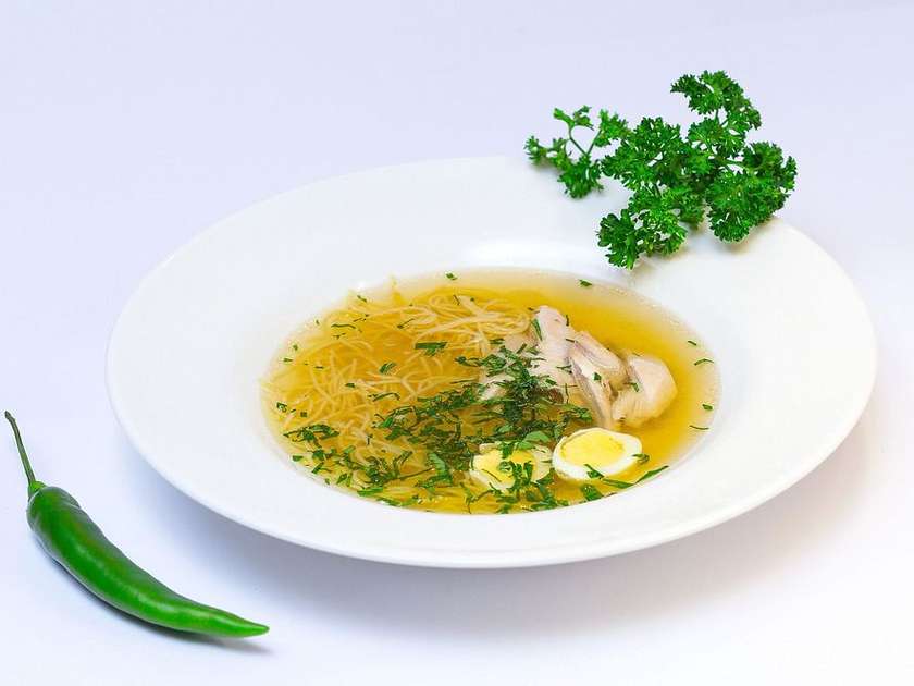 Бульйон з домашньої курочки з локшиною