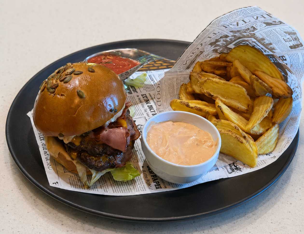 MENIU SMASH BURGER ROSSO + CARTOFI PRAJITI