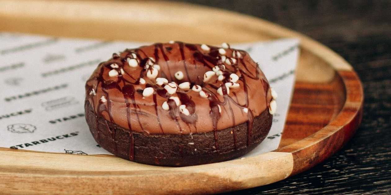 Donut z kremem kakaowym i czekoladą
