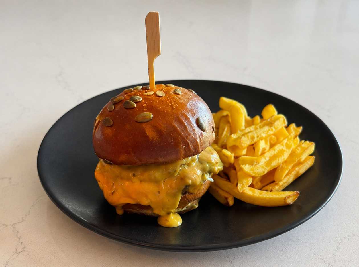 MENIU DUBLU CHEESE BURGER + CARTOFI PRAJITI