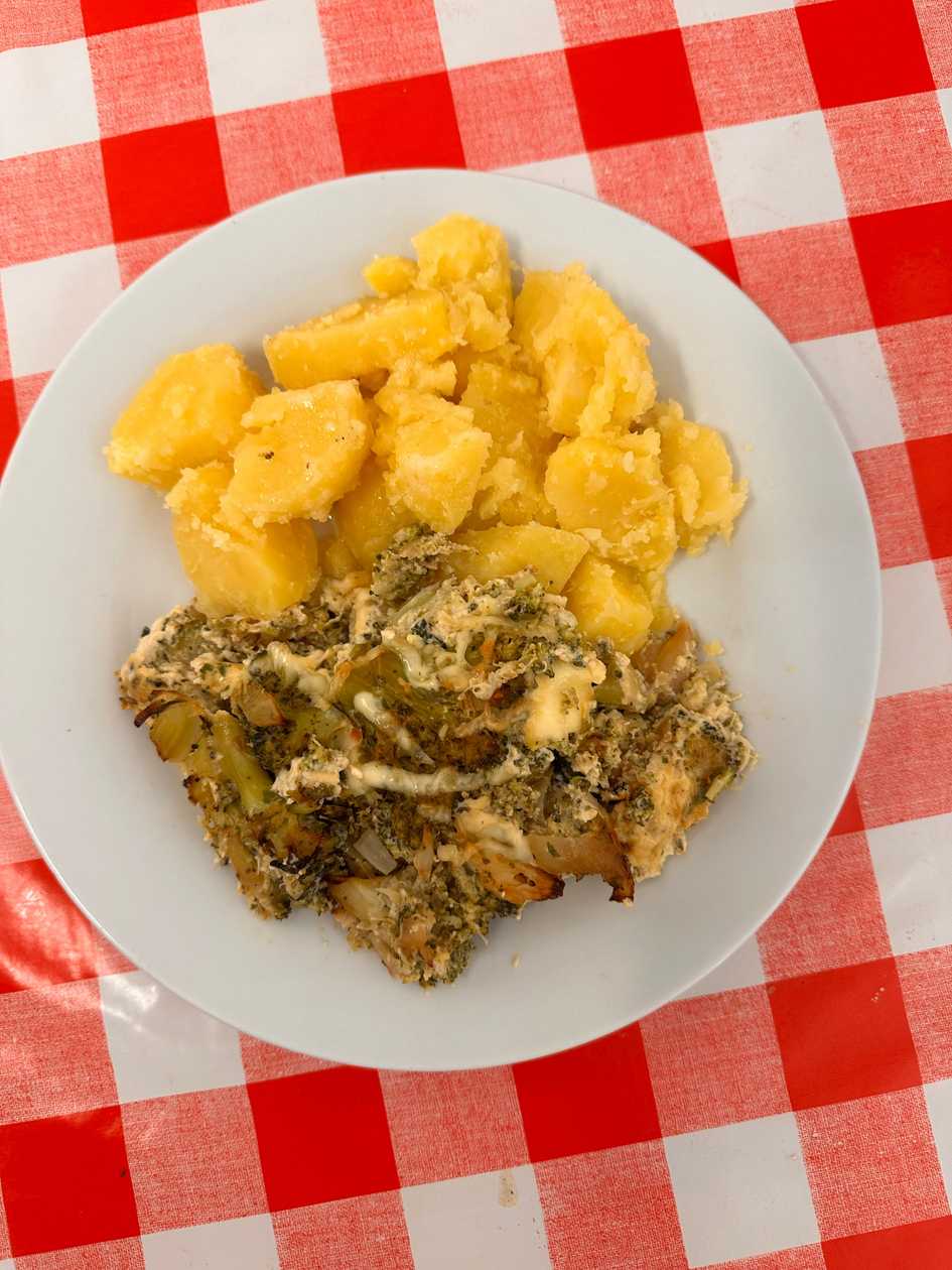 Zapečená brokolice s bramborem a sýrem
