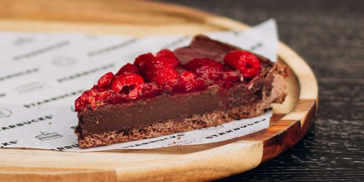 Tarta czekoladowa z malinami