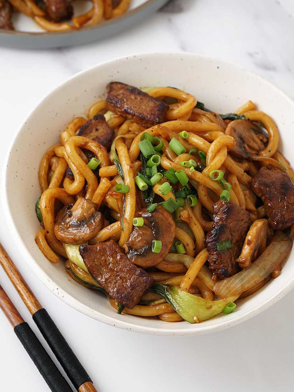Opekané udon rezance hovädzie