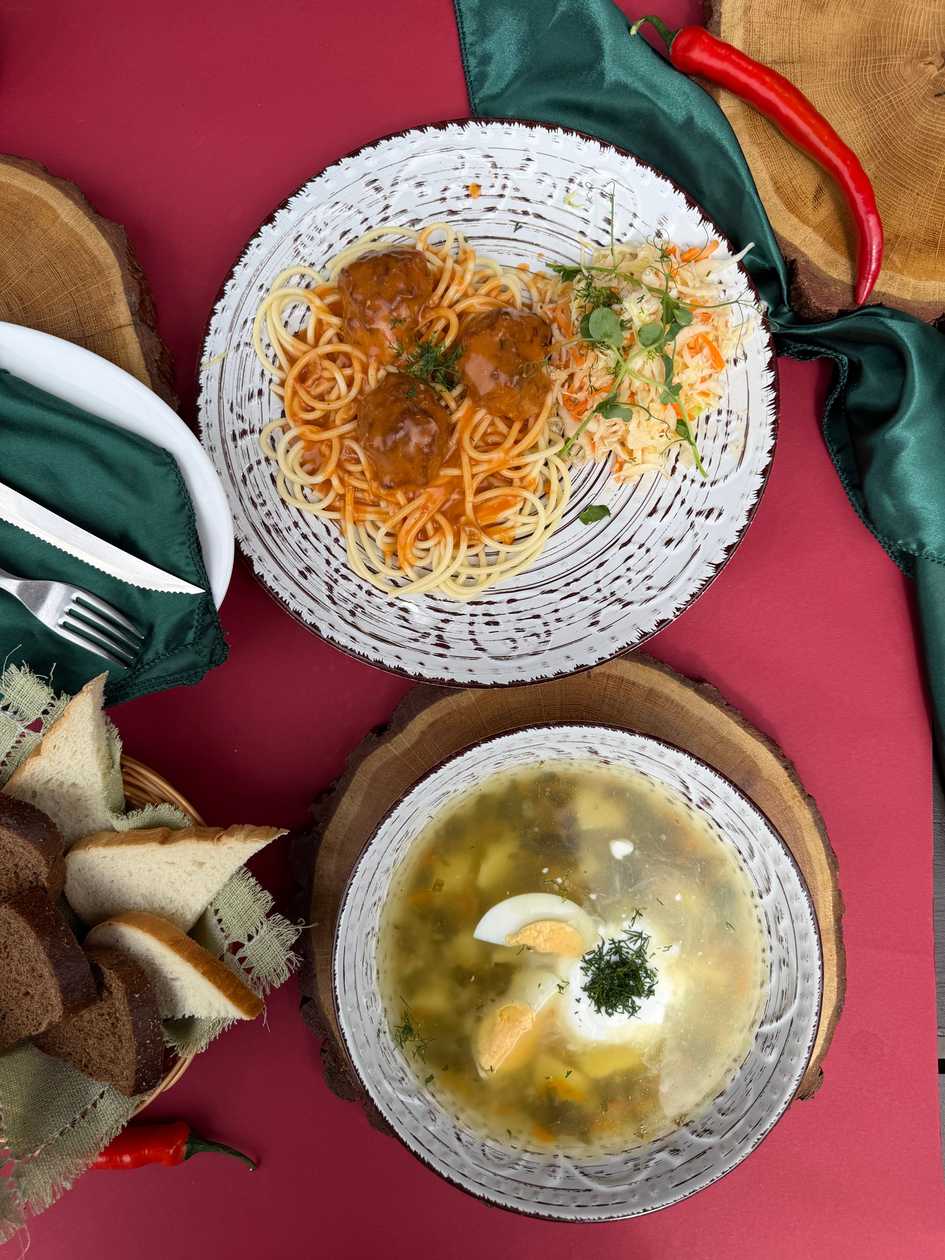 Комплексний обід 4 (Зелений борщ,спагетті,мясні тефтелі в соусі,салат,хліб)
