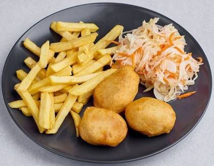 Kulki kokosowe (3 szt.) z frytkami i surówką