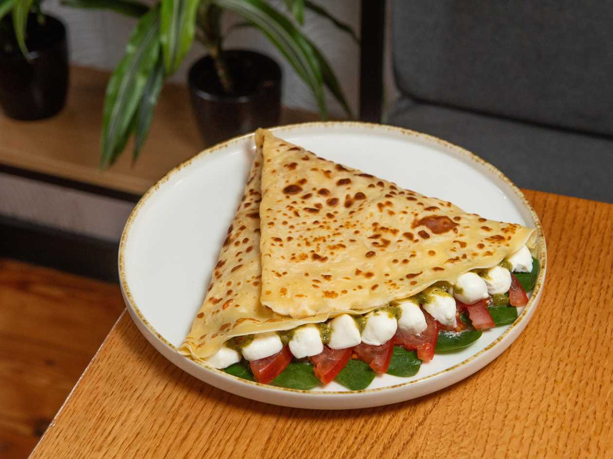 Млинець з моцарелою та томатами
