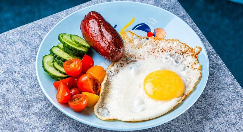 FRIED EGG WITH GRILLED SAUSAGE, TOMATO AND CUCUMBER