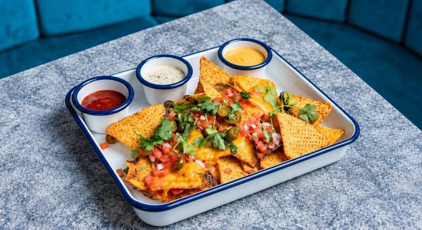 NACHOS WITH PICO DE GALLO AND CHEDDAR SAUCE (LARGE)