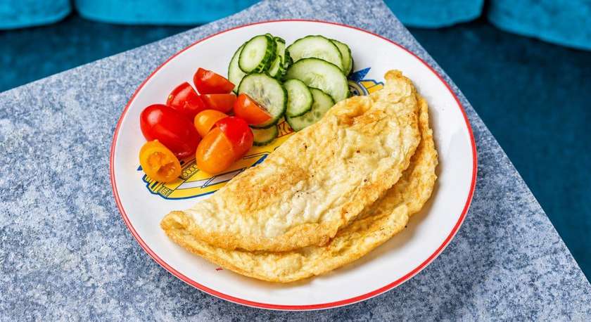 OMELETTE WITH CUCUMBER AND TOMATO