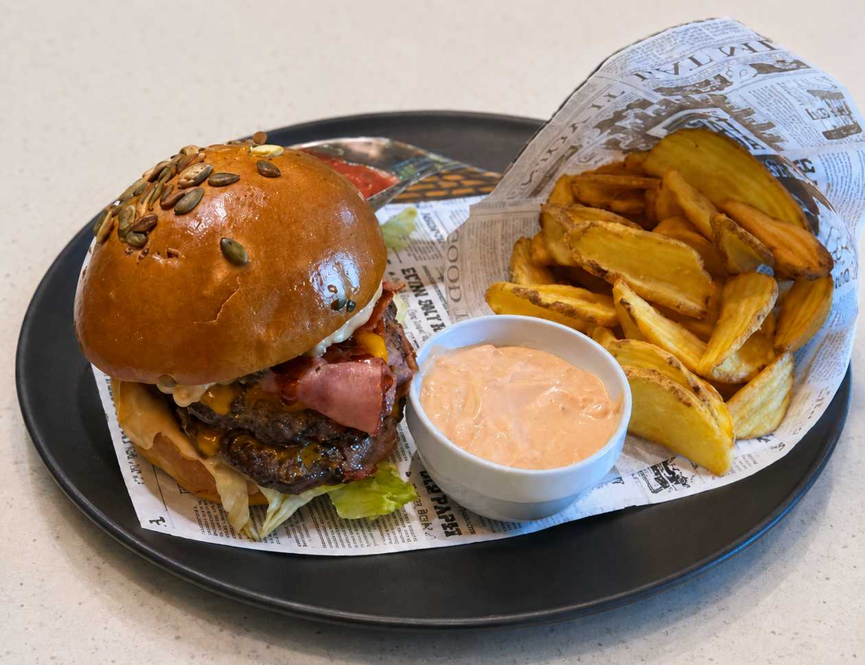 MENIU SMASH BURGER ROSSO + CARTOFI PRAJITI